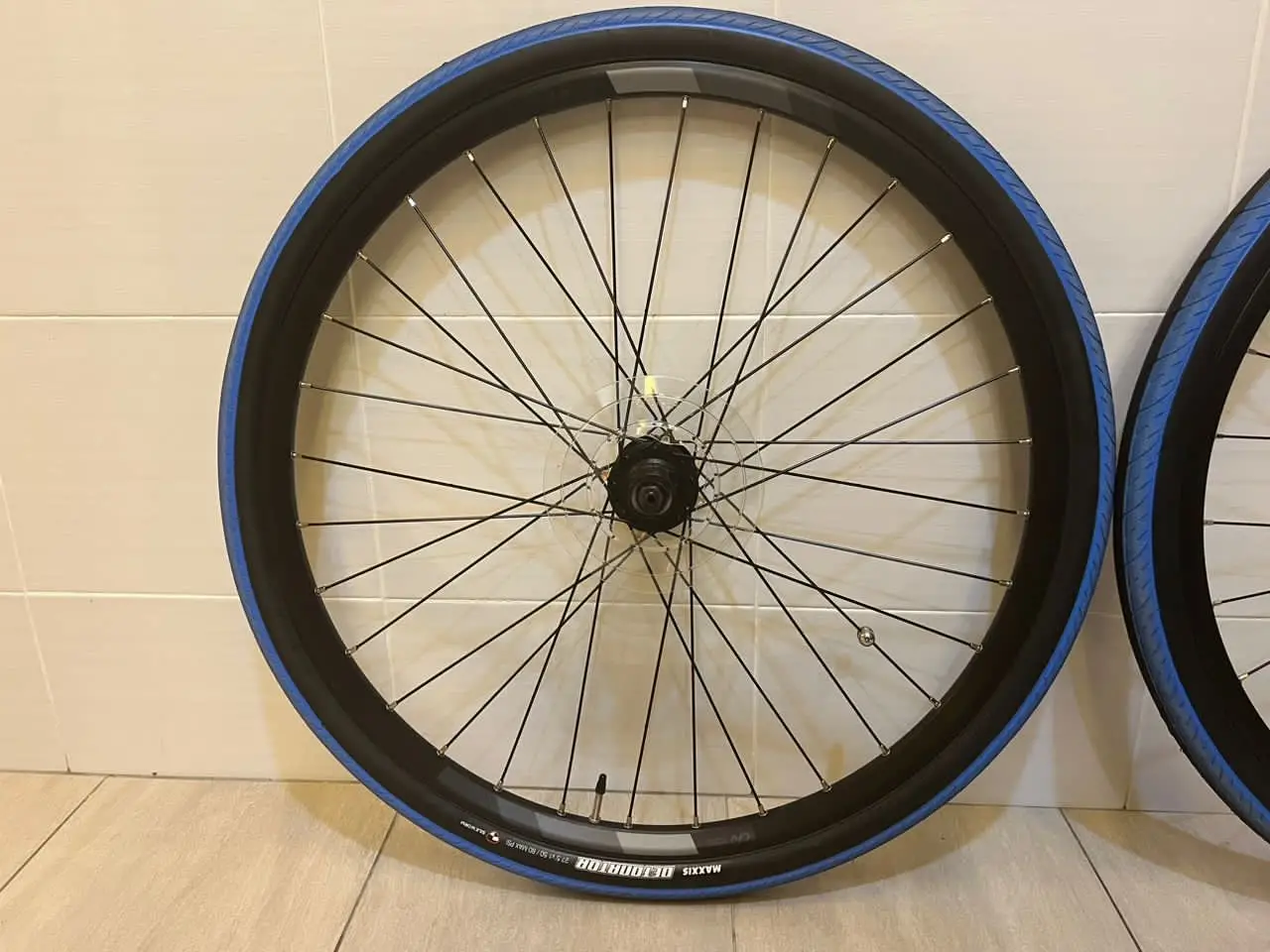 Wheelset and tire taken from Giant Liv Temp E+