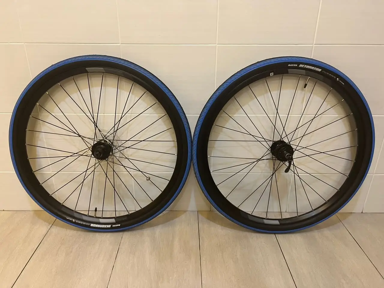 Wheelset and tire taken from Giant Liv Temp E+