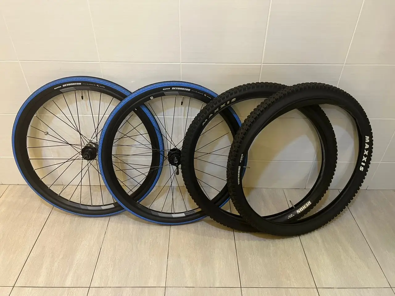 Wheelset and tire taken from Giant Liv Temp E+