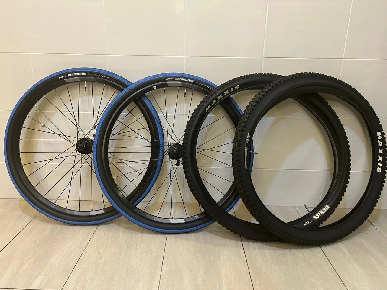 Wheelset and tire taken from Giant Liv Temp E+