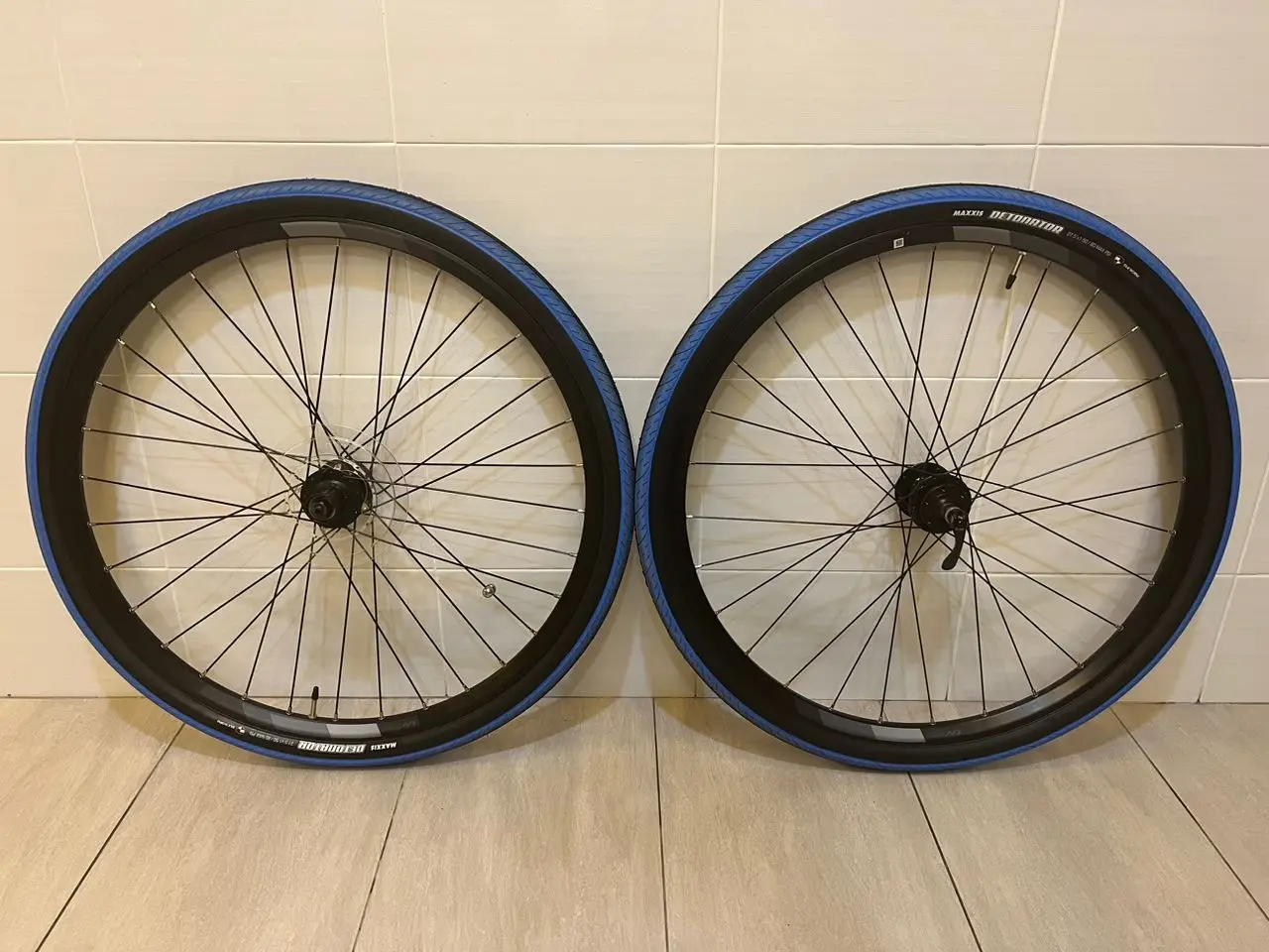 Wheelset and tire taken from Giant Liv Temp E+