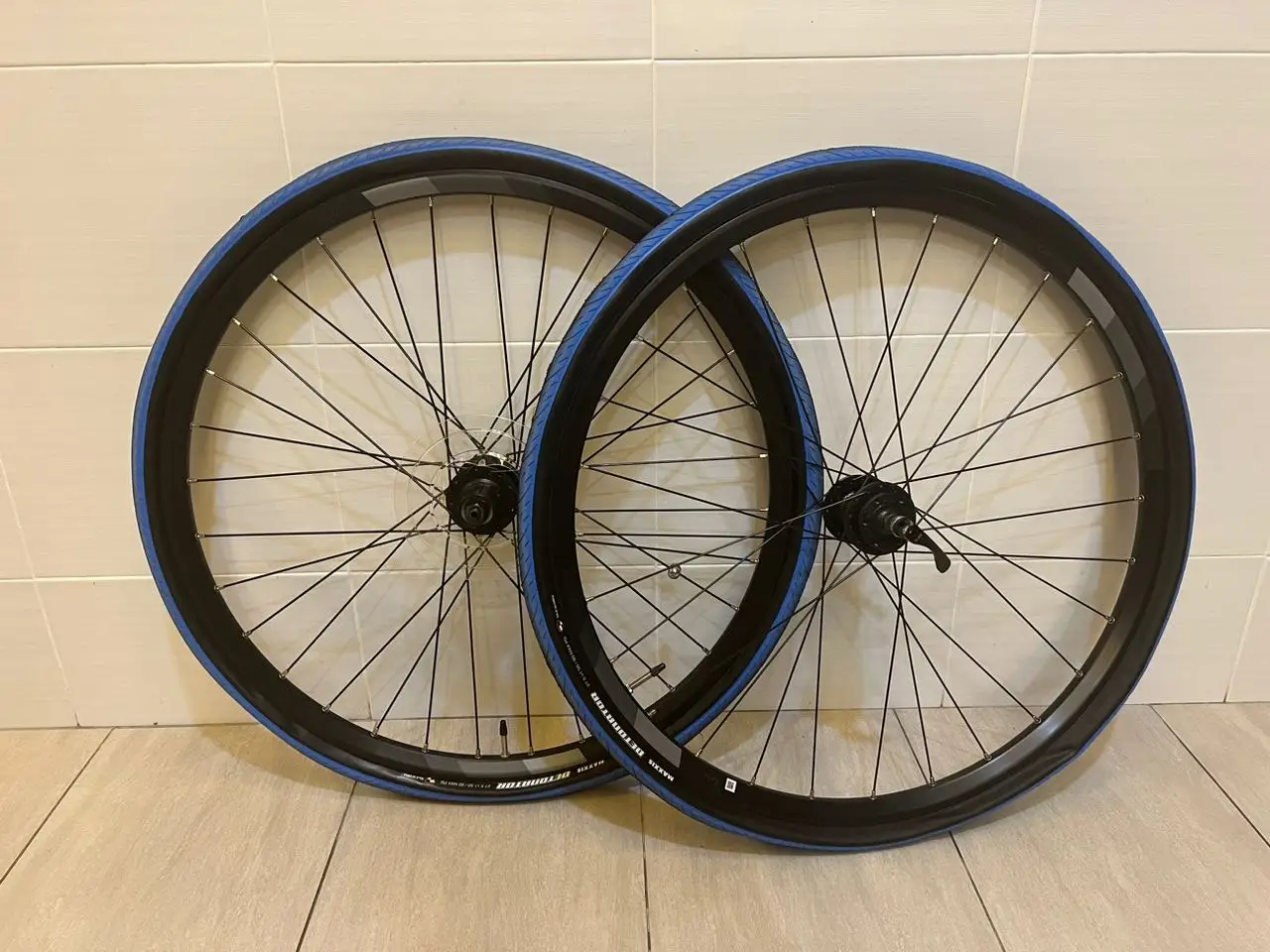 Wheelset and tire taken from Giant Liv Temp E+