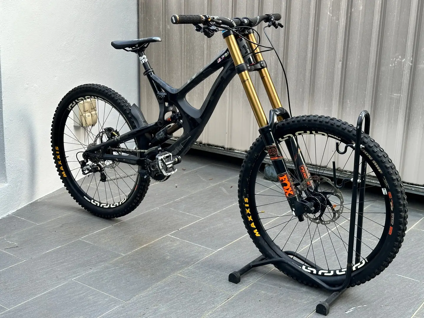 [WTS] Intense M16C Carbon Downhill Bike Complete