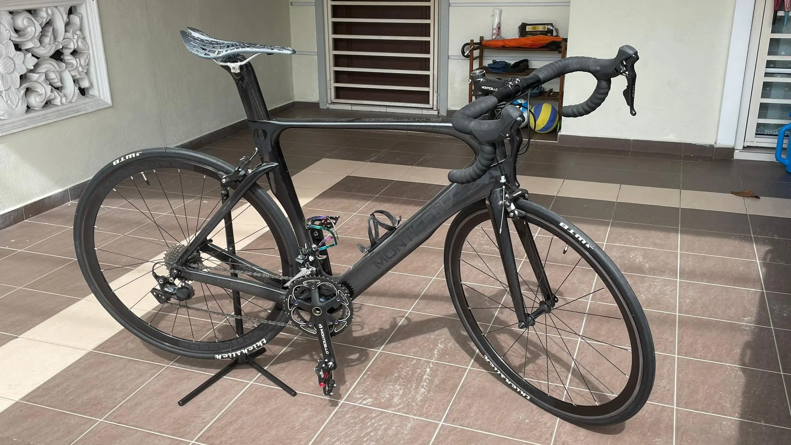 MONTICELLO ROAD BIKE HIGH GRADE T1000 CARBON WITH SHIMANO 105 (Year 2021)