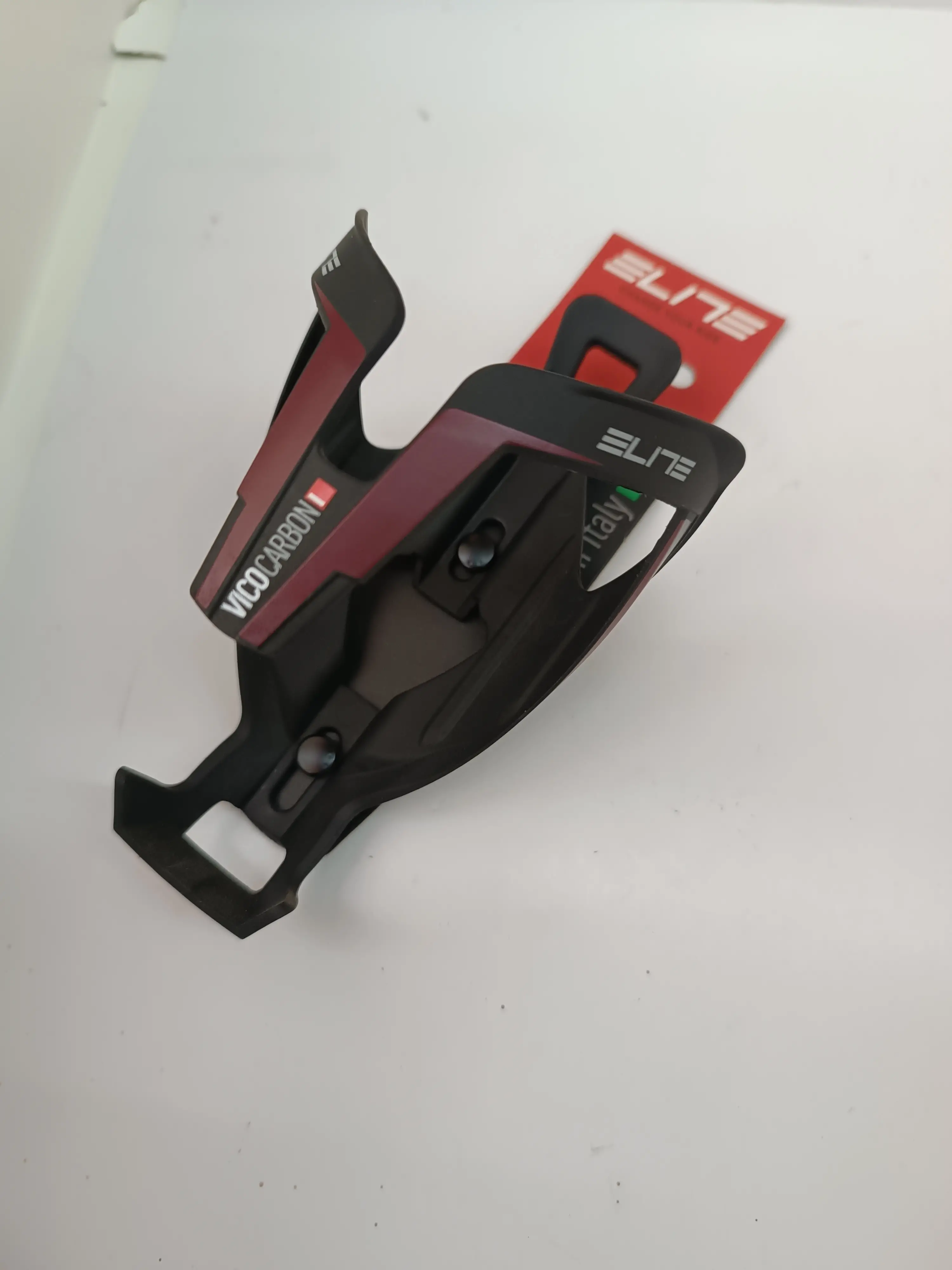 ELITE VICO CARBON BOTTLE CAGE (BLACK-MAROON)