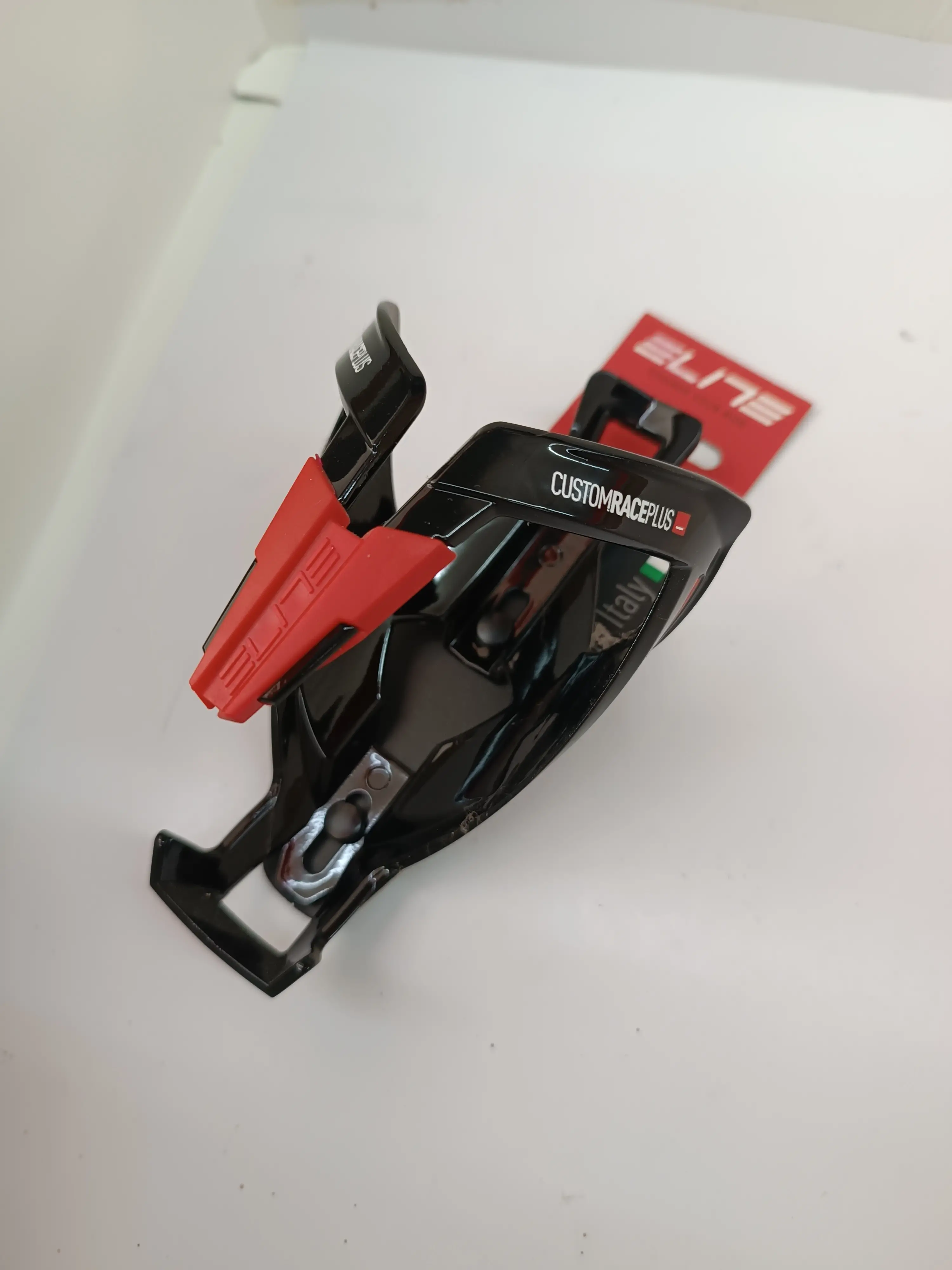 ELITE CUSTOMRACEPLUS BOTTLE CAGE (GLOSS BLACK-RED)