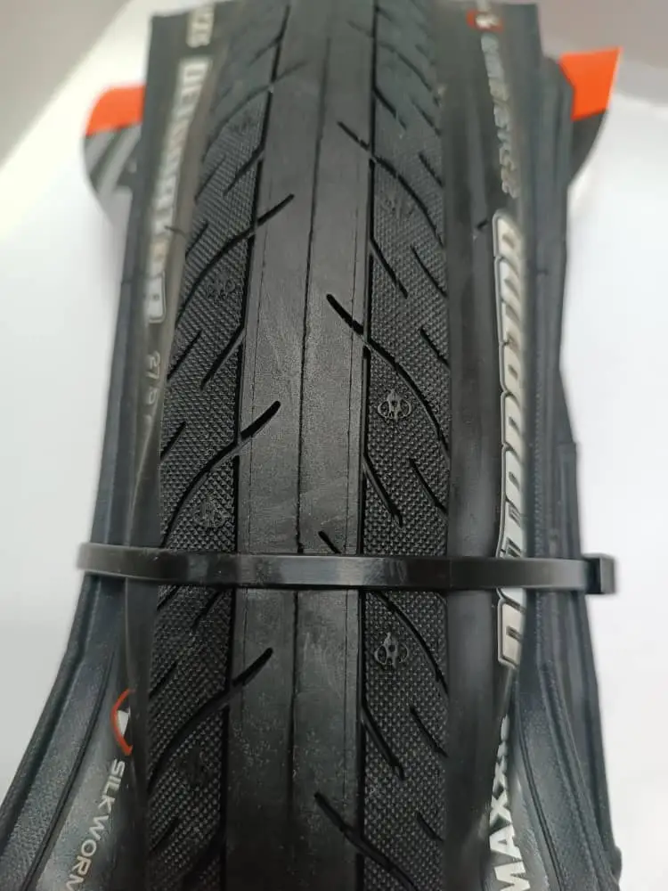 MAXXIS DETONATOR MTB TIRE 27.5x1.50 SLICK TIRE ONROAD