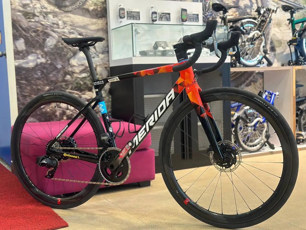 Merida Scultura Bahrain Edition-Sram Force AXS 12spd+Fulcrum Wind 40 Disc