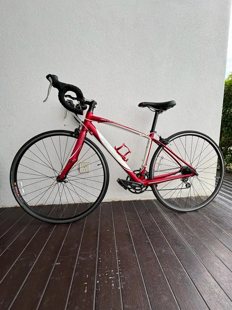 2011 Specialized Dolce Sport (Women's Road Bike) + FREE VERTICAL BIKE RACK