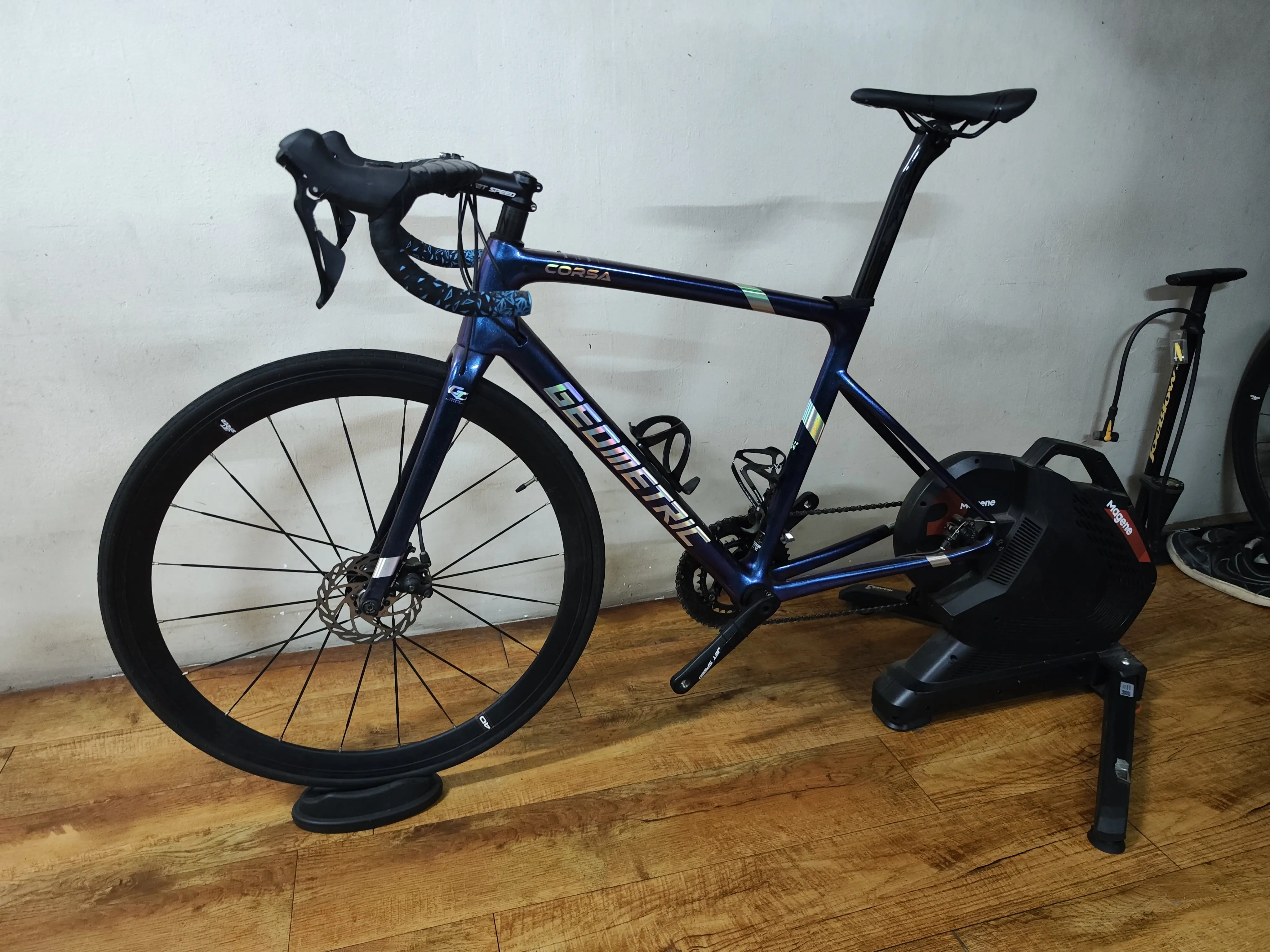 GEOMETRIC CORSA C DISC 105 R7000 Road bike 54cm..Magene T300 smart trainer