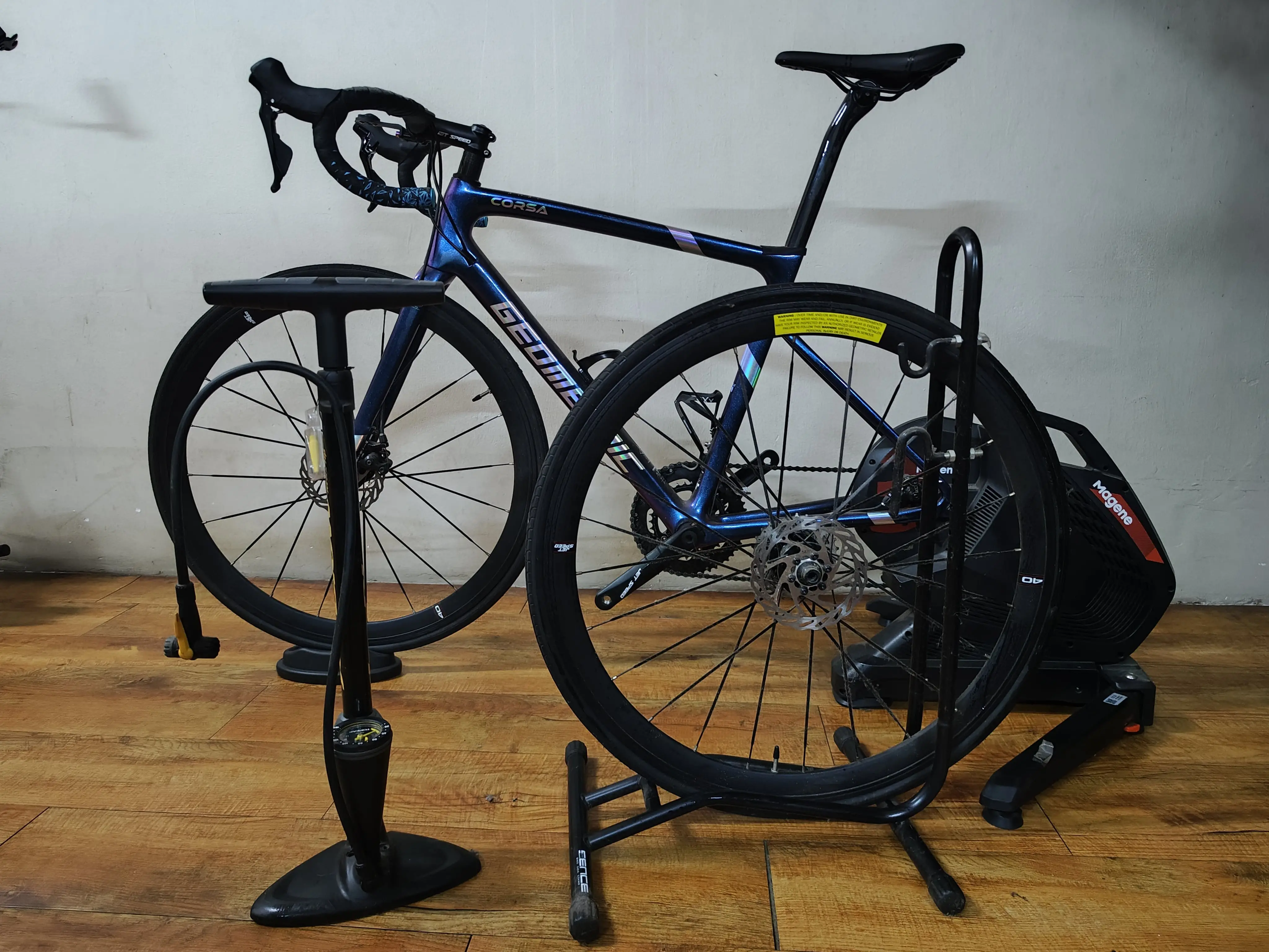 GEOMETRIC CORSA C DISC 105 R7000 Road bike 54cm..Magene T300 smart trainer