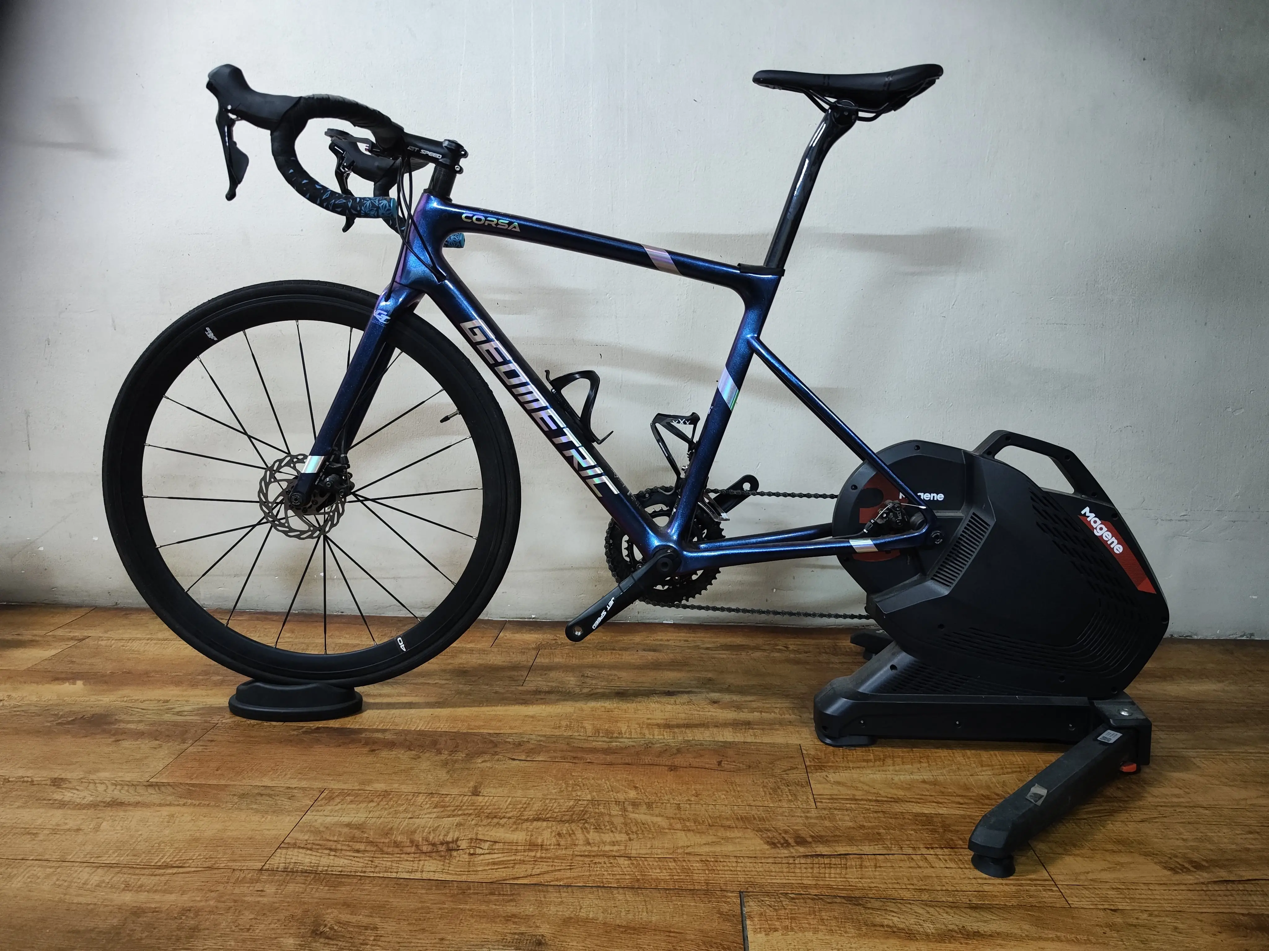 GEOMETRIC CORSA C DISC 105 R7000 Road bike 54cm..Magene T300 smart trainer