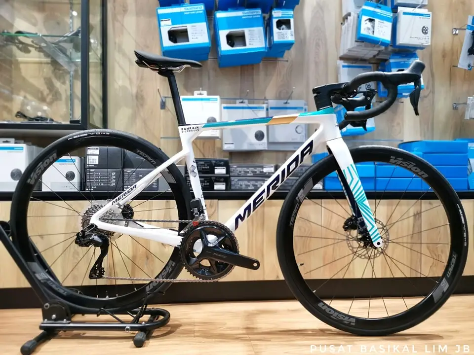 2025 Merida Scultura 5000 Shimano 105 Di2 Carbon Road Bike