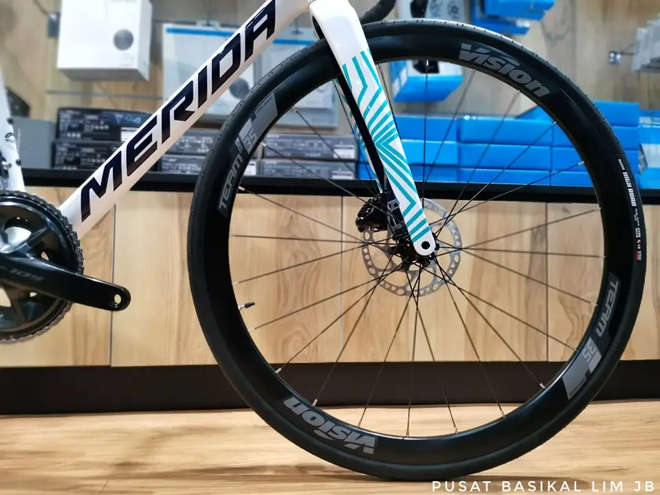 2025 Merida Scultura 5000 Shimano 105 Di2 Carbon Road Bike