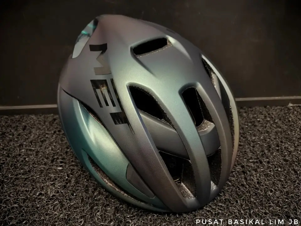 Met Rivale Mips Helmet Motion Blur