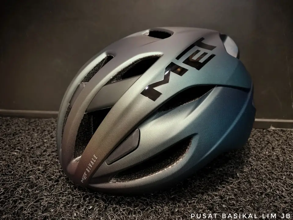 Met Rivale Mips Helmet Motion Blur
