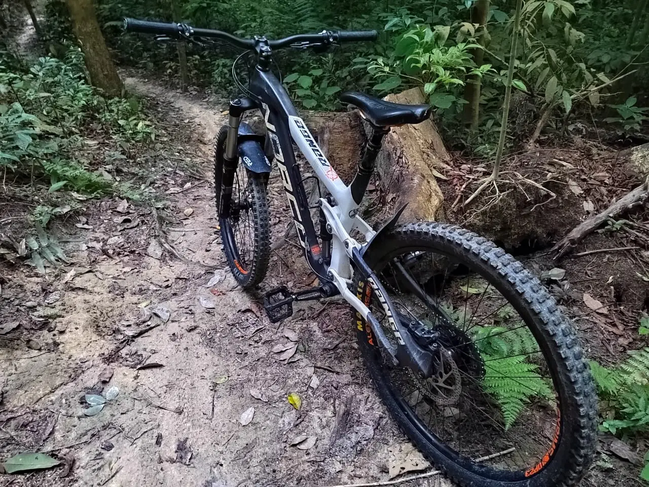 Buy Carbon MTB free Thule bike rack: Norco Range Enduro Mountain Bike Carbon full Susp 27.5" Canadian big brand " Norco" (free THULE bike rack worth RM 3800, suitable for SUV and middle size sedan)