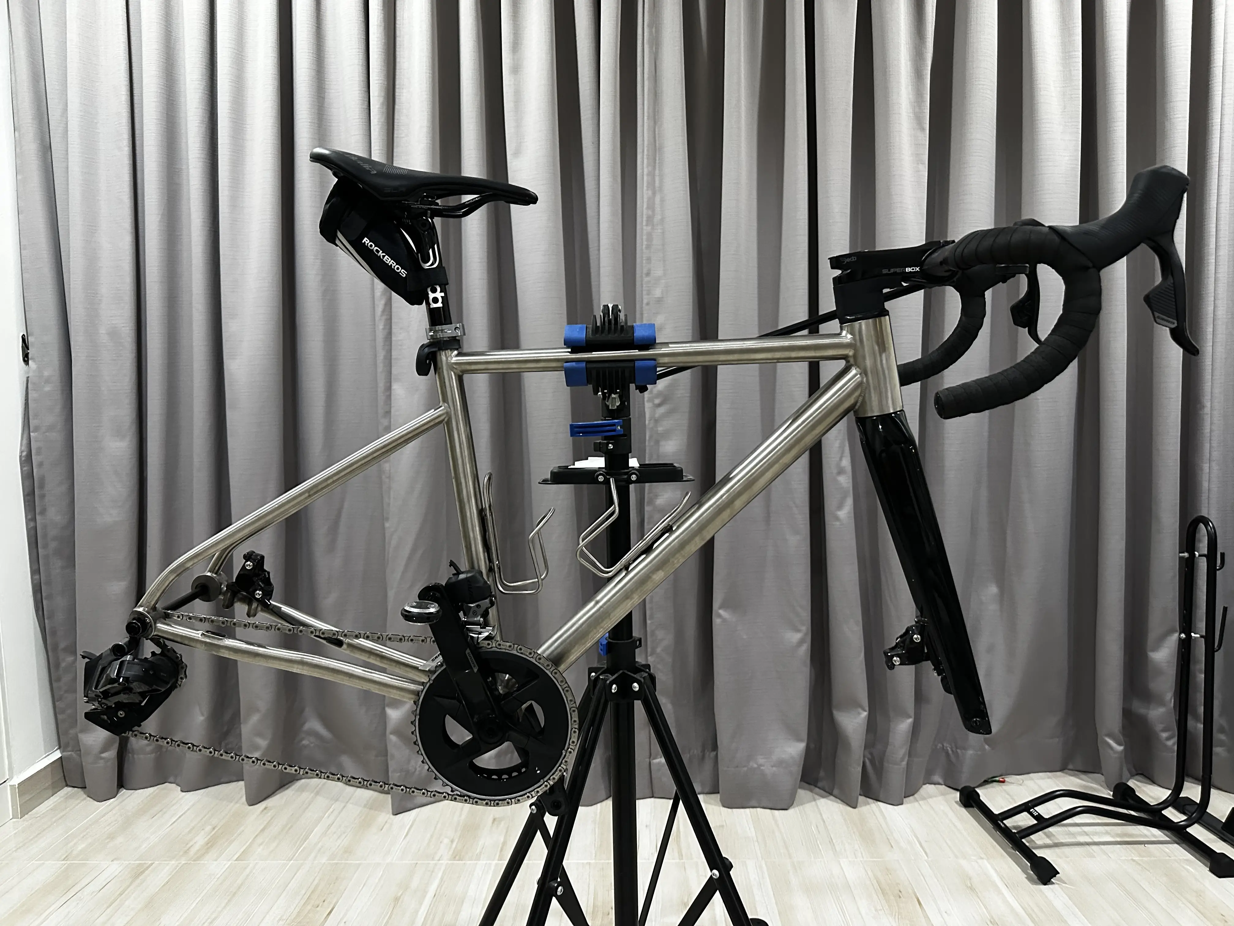 Waltly Titanium frame with SRAM Rival AXS
