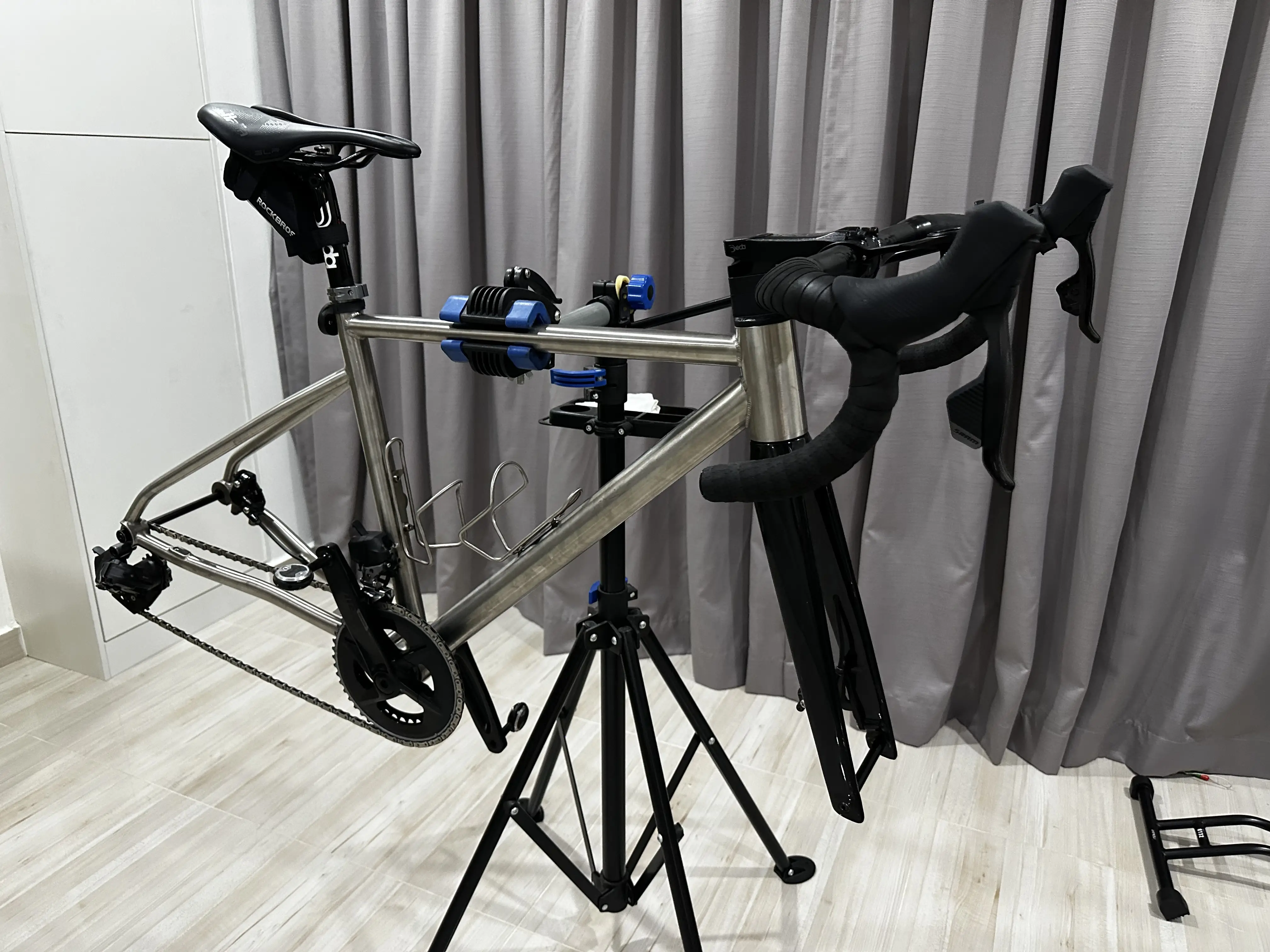 Waltly Titanium frame with SRAM Rival AXS