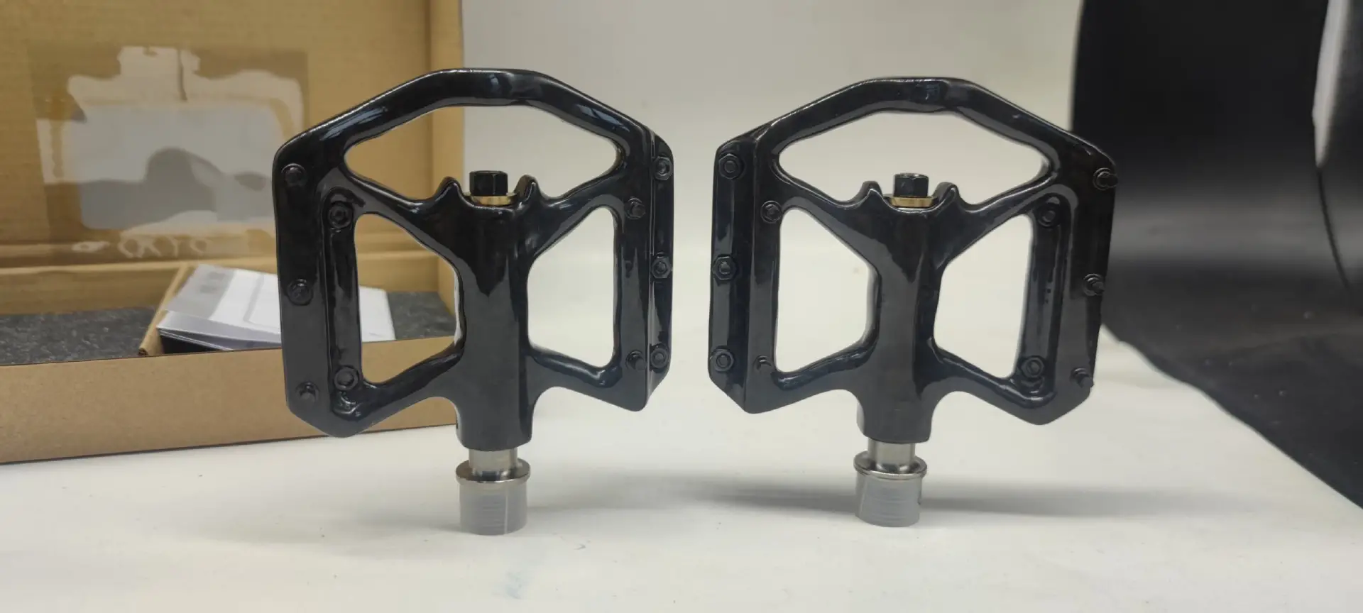 Kocevlo Pedal Ultra Light Bike Pedals Lightweight Carbon Fiber Platform Pedal Three Bearing MTB Bicycle Cycling Pedal Titanium Axle 169g