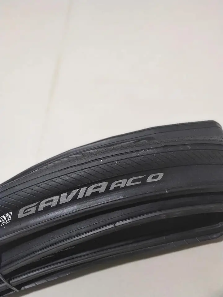 Giant Gavia AC0 Road Bike Tire 700C x 25 Tubeless Ready Hookless Rims compatible Black 170TPI