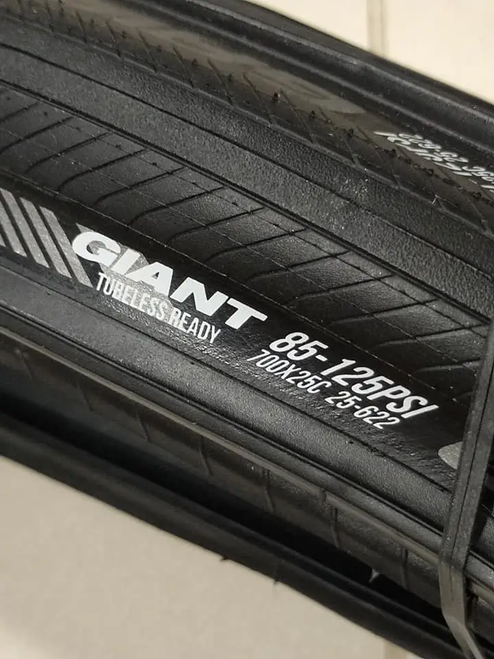 Giant Gavia AC0 Road Bike Tire 700C x 25 Tubeless Ready Hookless Rims compatible Black 170TPI