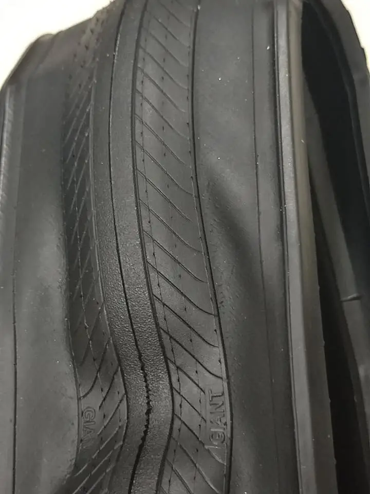 Giant Gavia AC0 Road Bike Tire 700C x 25 Tubeless Ready Hookless Rims compatible Black 170TPI