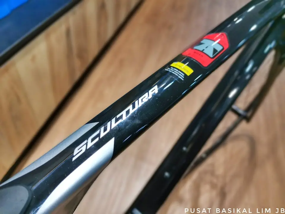 Merida Scultura 6000 Shimano 105 DI2 Disc .......