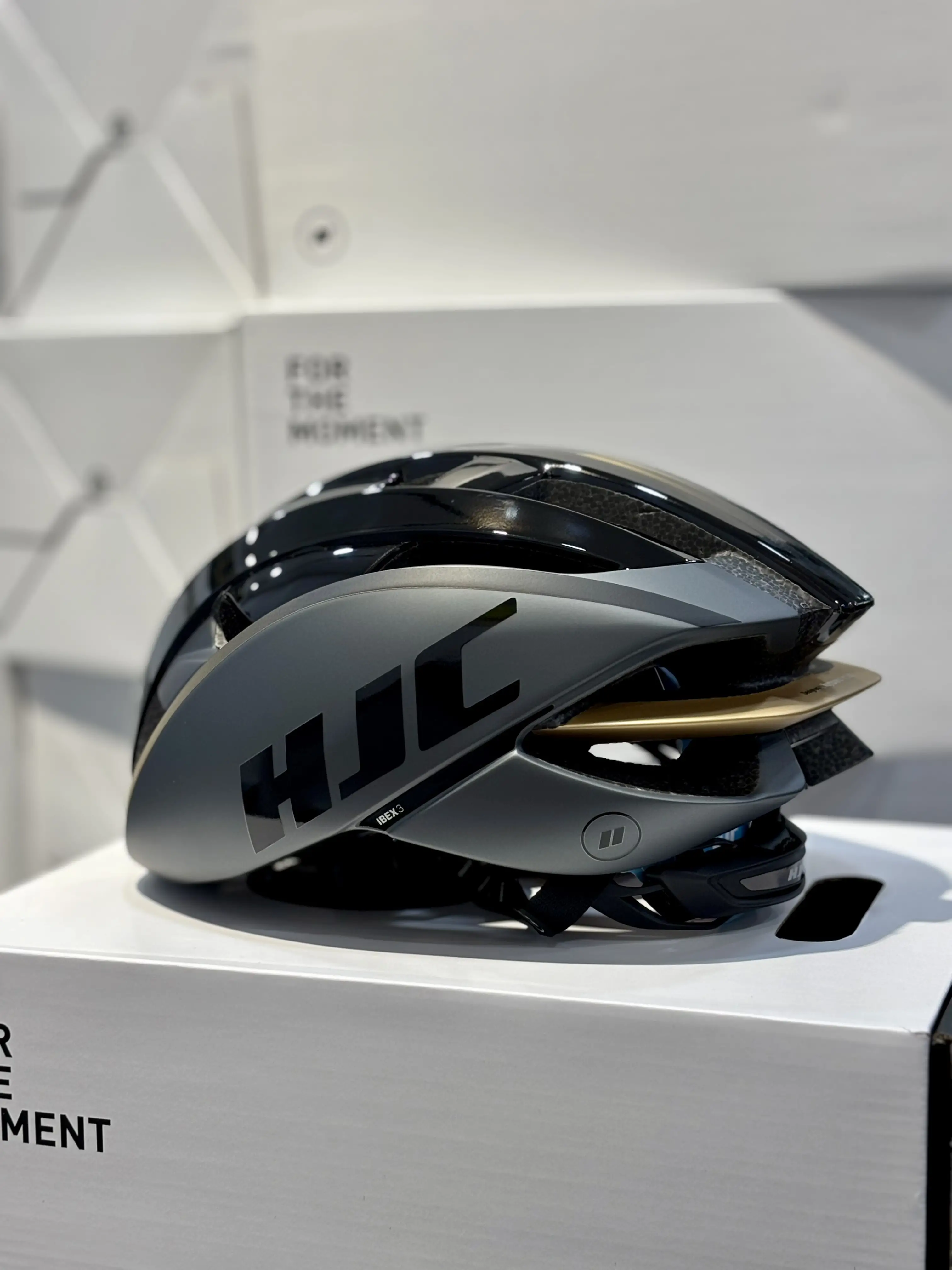 HJC IBEX 3 Road Helmet （Black Gold ）