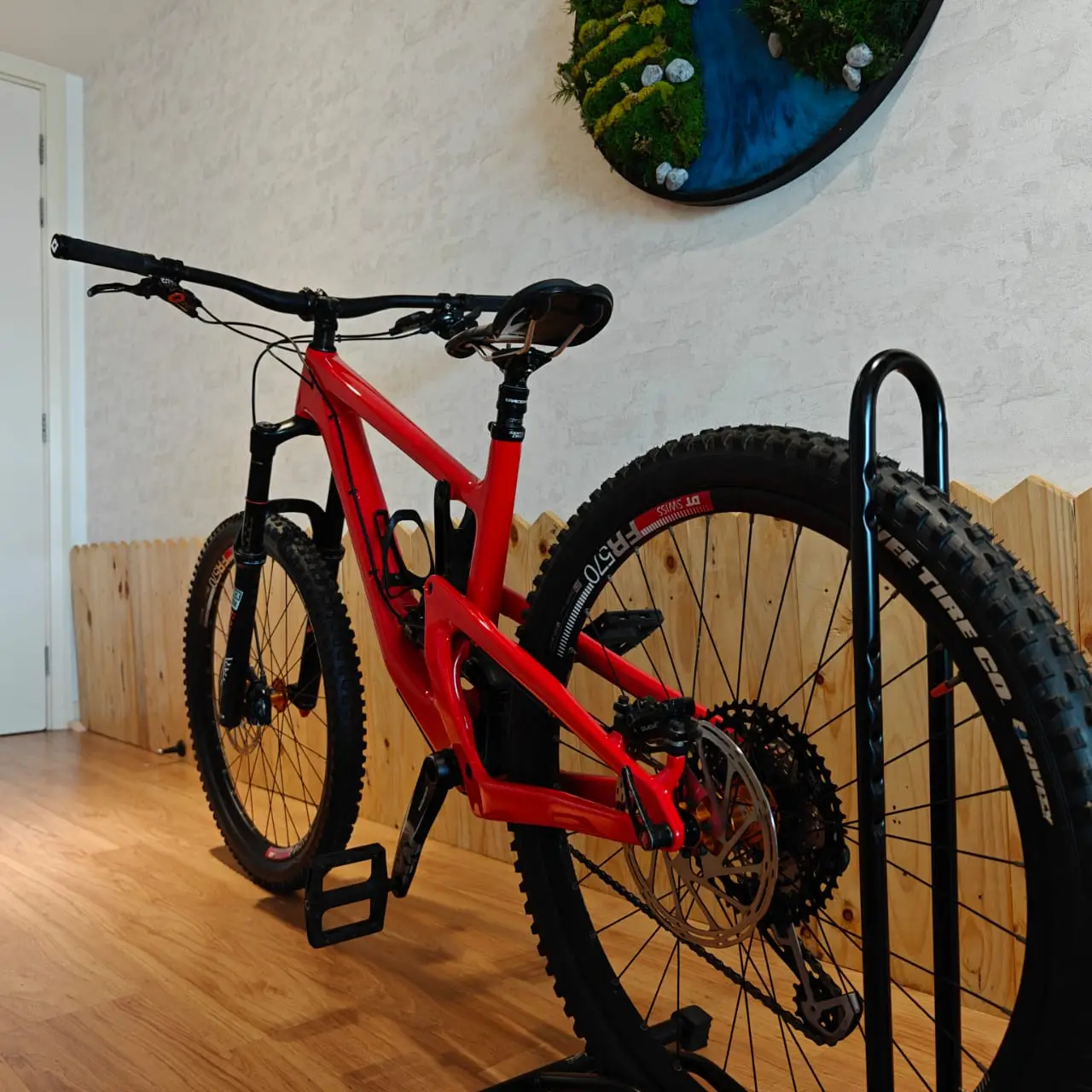 Santa Cruz Nomad Mountain Bike 27.5" rim Medium frame size ideal for rider 165cm-175cm