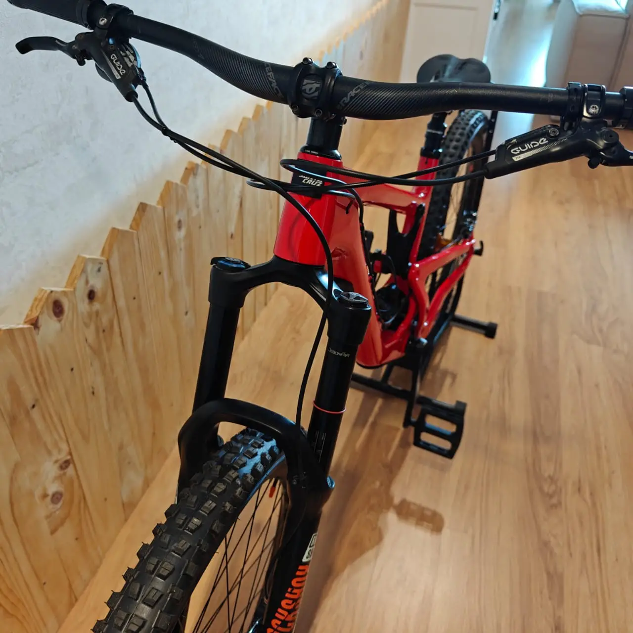 Santa Cruz Nomad Mountain Bike 27.5" rim Medium frame size ideal for rider 165cm-175cm