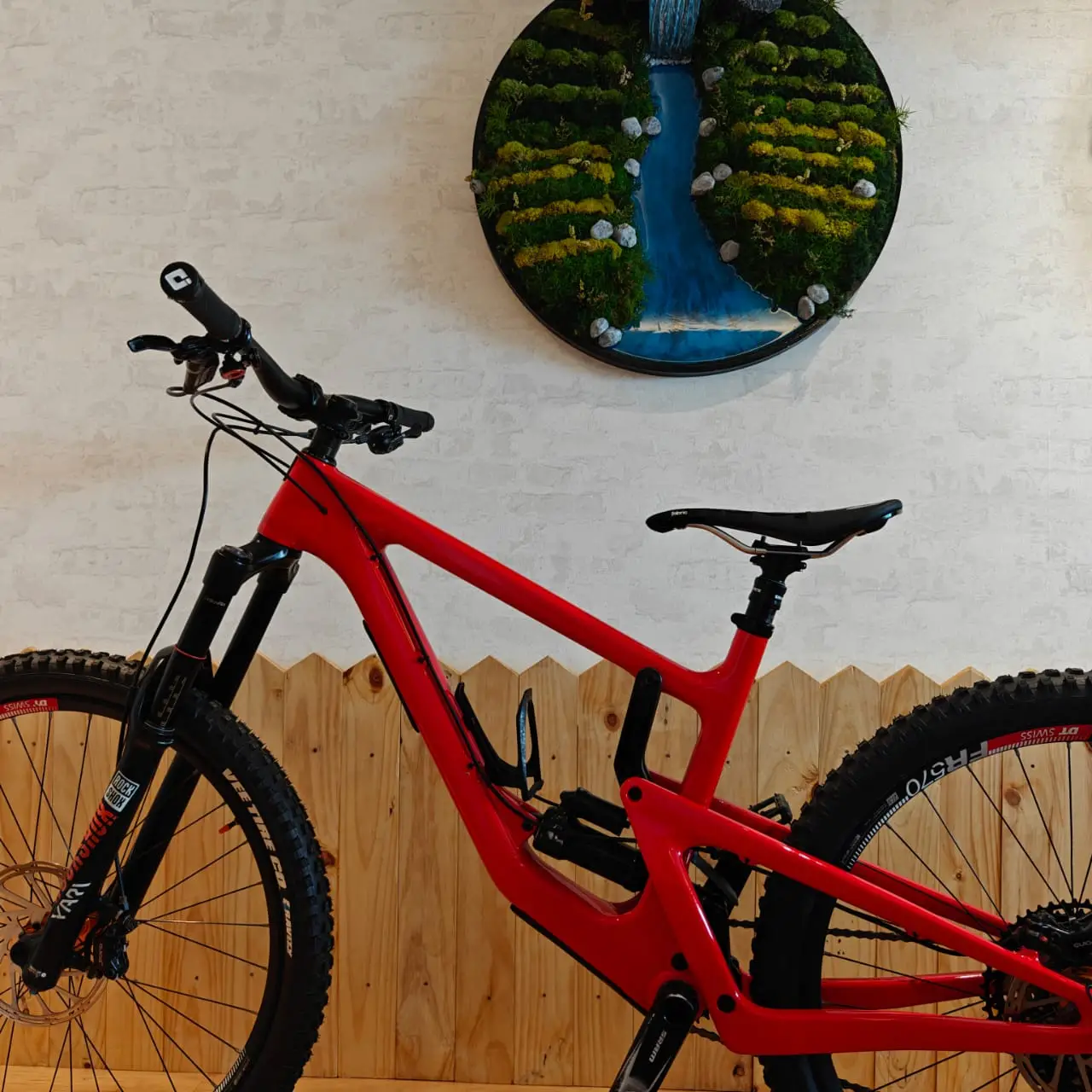Santa Cruz Nomad Mountain Bike 27.5" rim Medium frame size ideal for rider 165cm-175cm