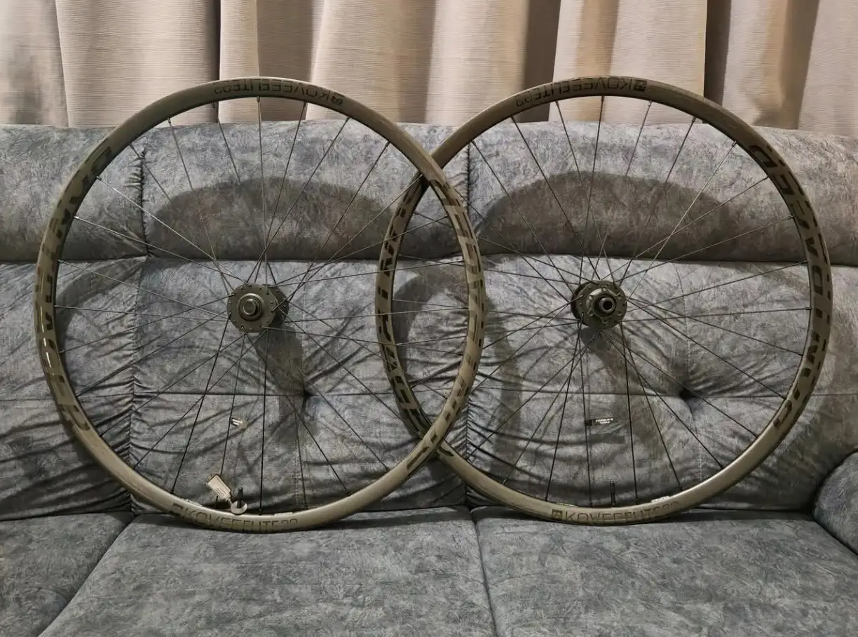 Bontrager Kovee Elite 23 TLR (29er) XDR/Shimano Bodyhub (Brand New) Carbon Wheelset