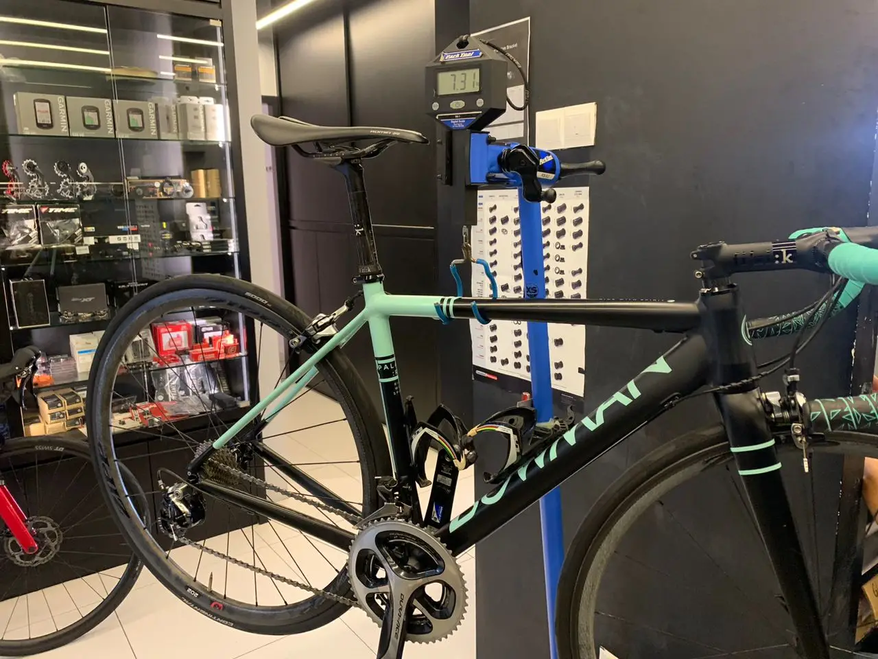 Stiff and Light only 7.31kg Aluminium bike with Zipp 202 wheels. Fully serviced