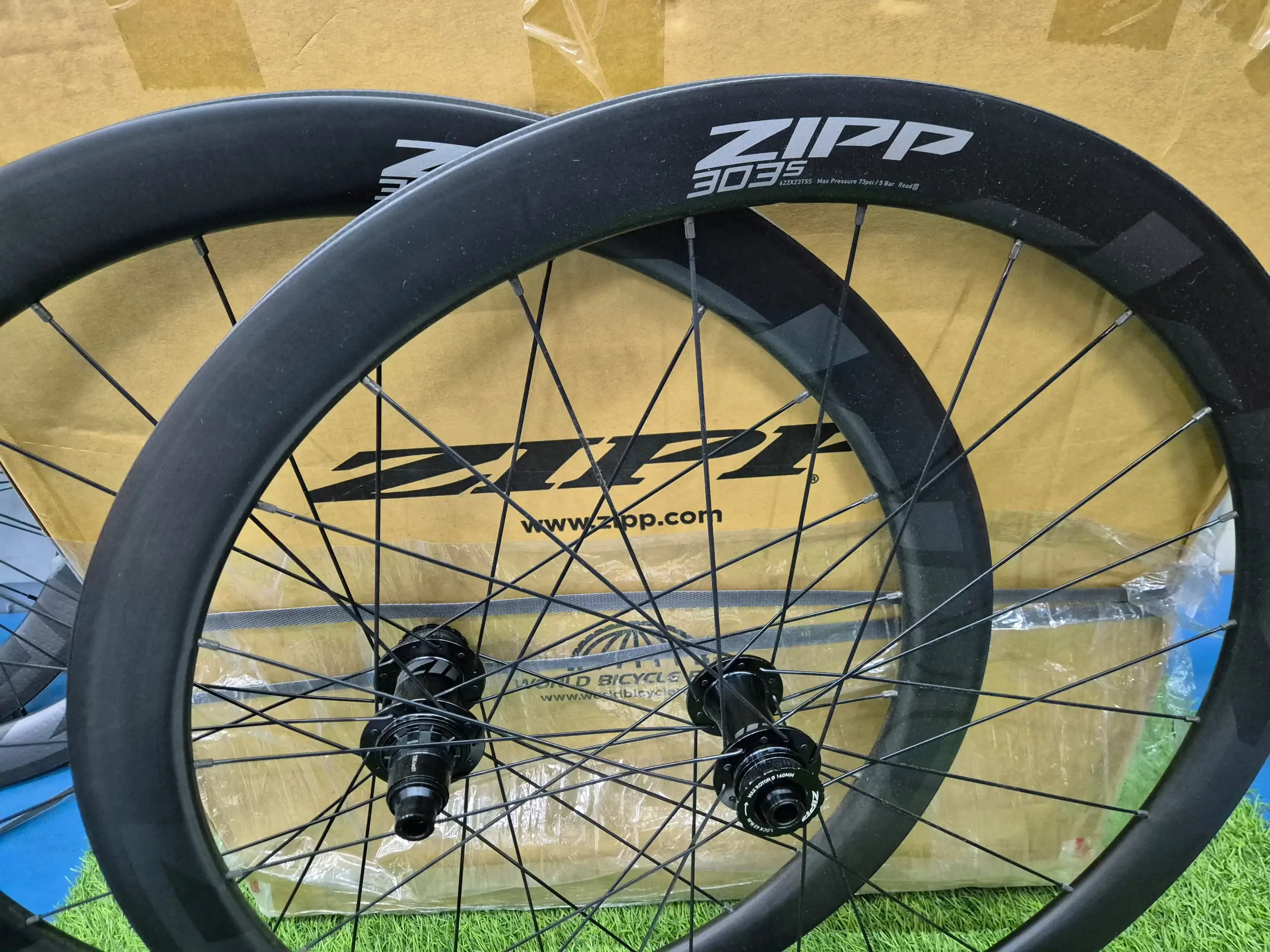 Zipp 303S Carbon Disc Wheelset (45mm) - Clincher- Brand New !!!