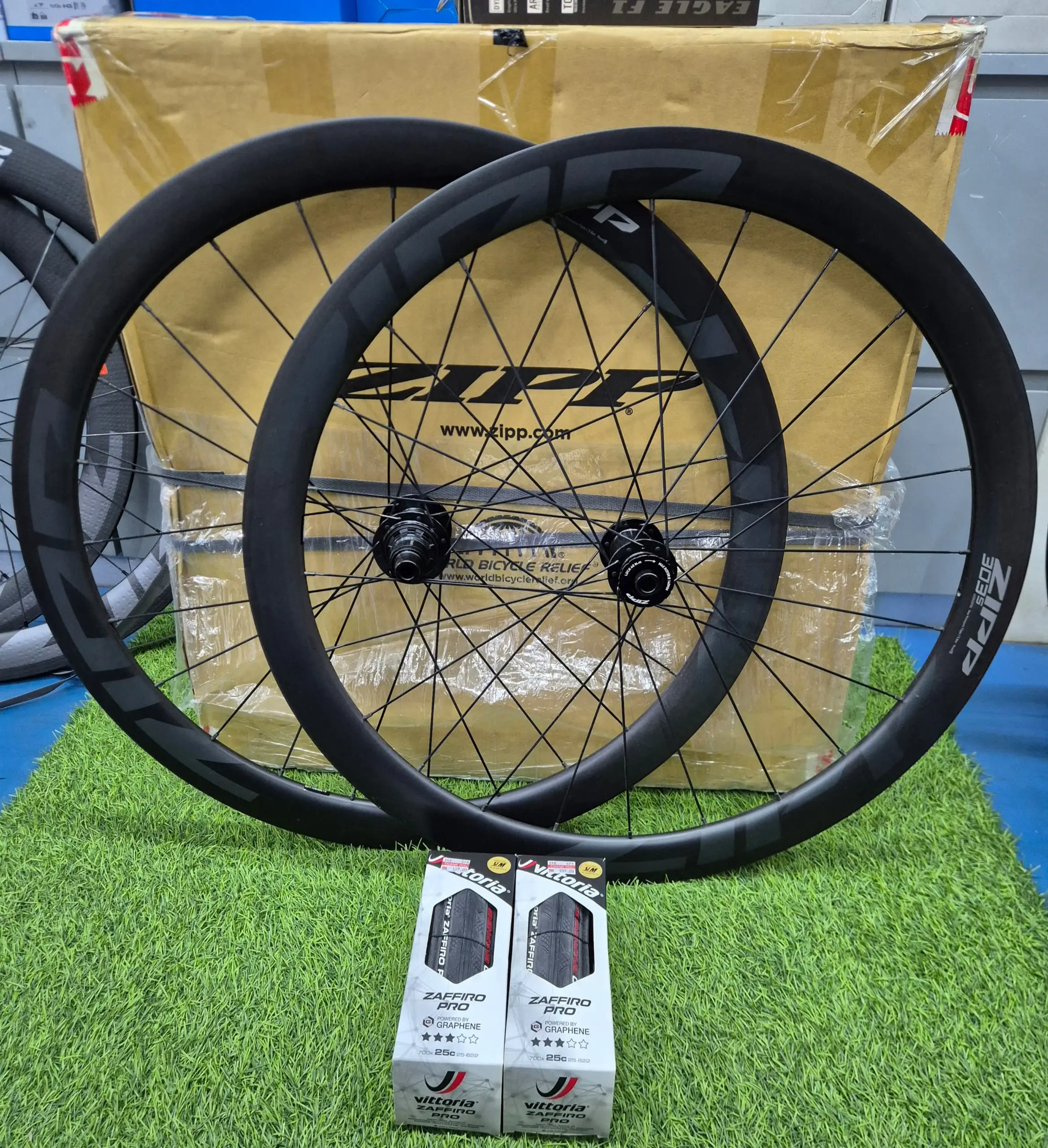 Zipp 303S Carbon Disc Wheelset (45mm) - Clincher- Brand New !!!