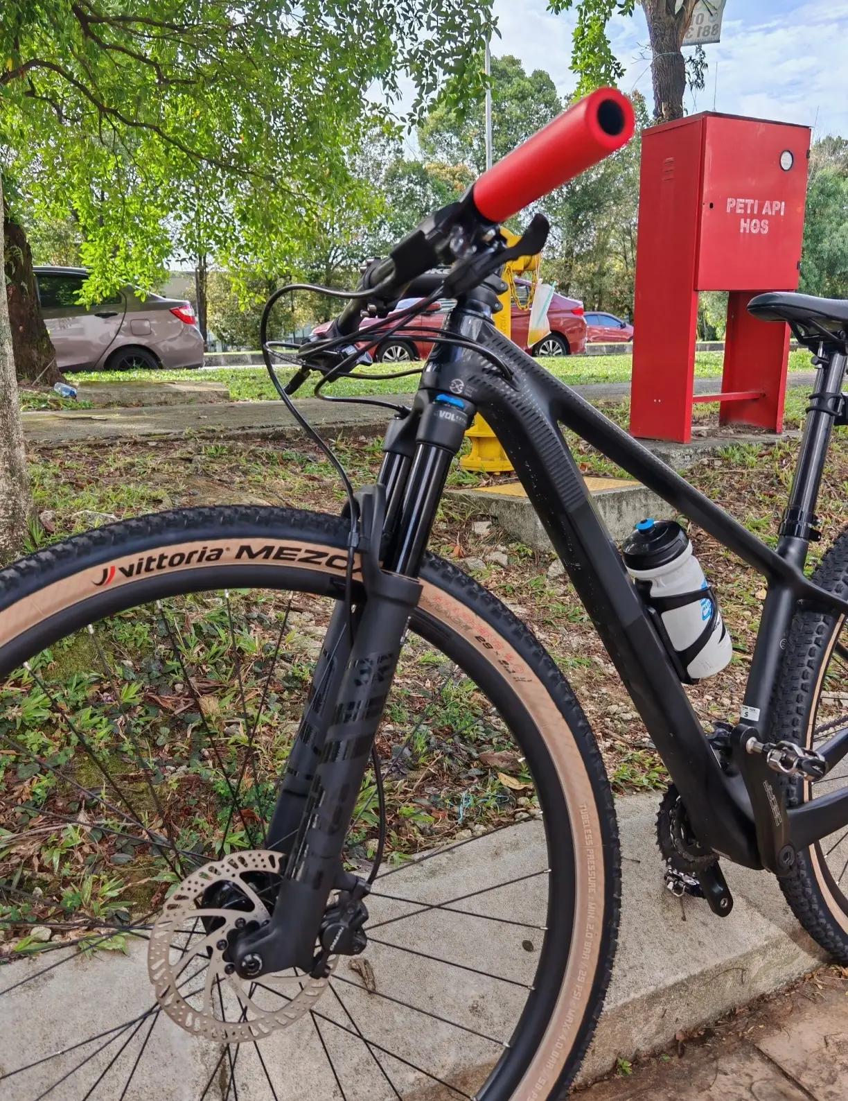 MTB Carbon 29er + Fox Performance SC 1.3kg (15.5inch) Boost (15x148mm) - Like New !!