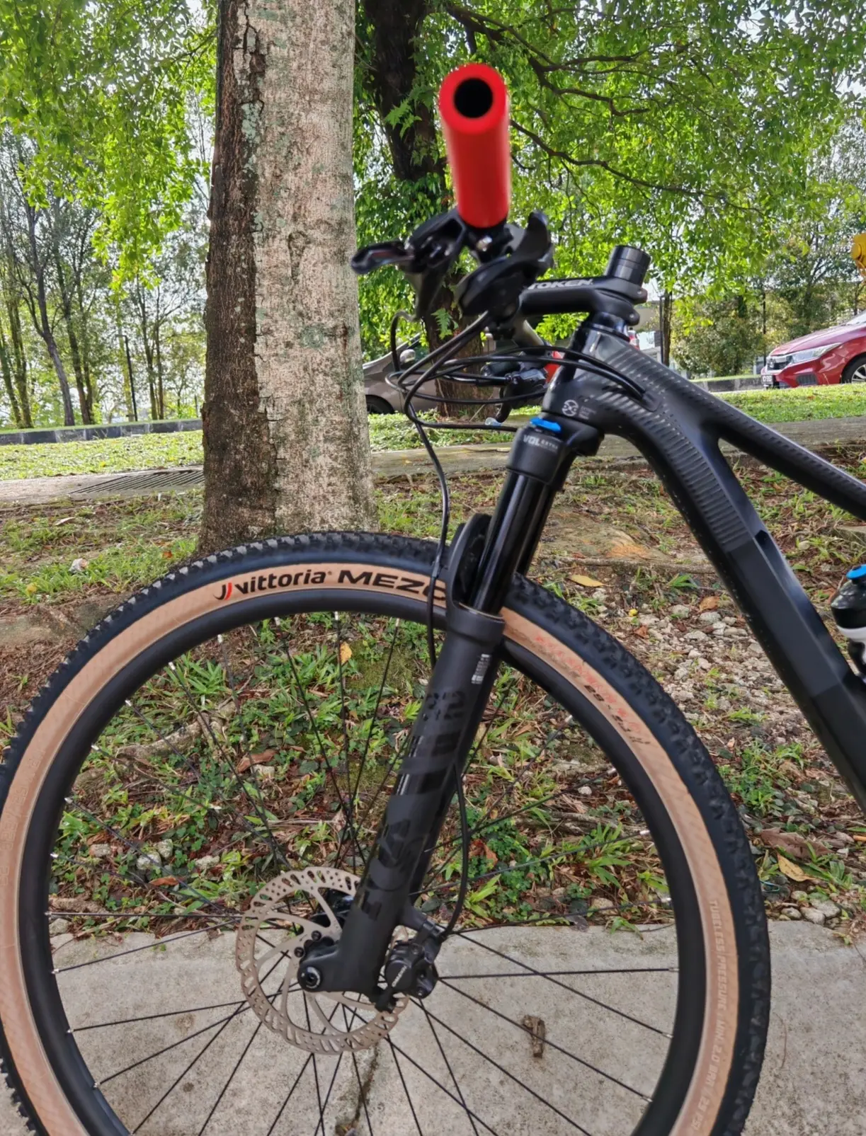 MTB Carbon 29er + Fox Performance SC 1.3kg (15.5inch) Boost (15x148mm) - Like New !!
