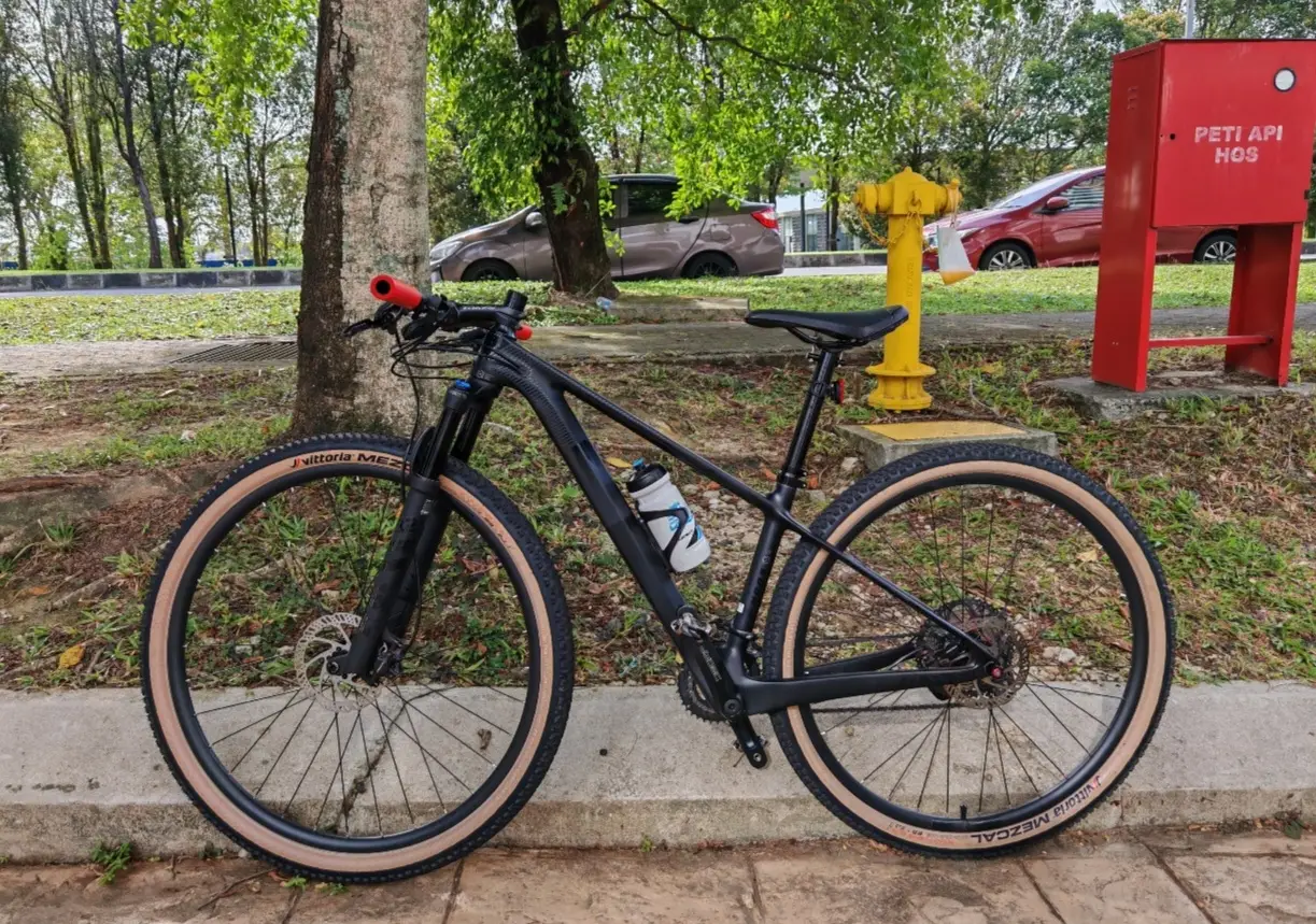 MTB Carbon 29er + Fox Performance SC 1.3kg (15.5inch) Boost (15x148mm) - Like New !!