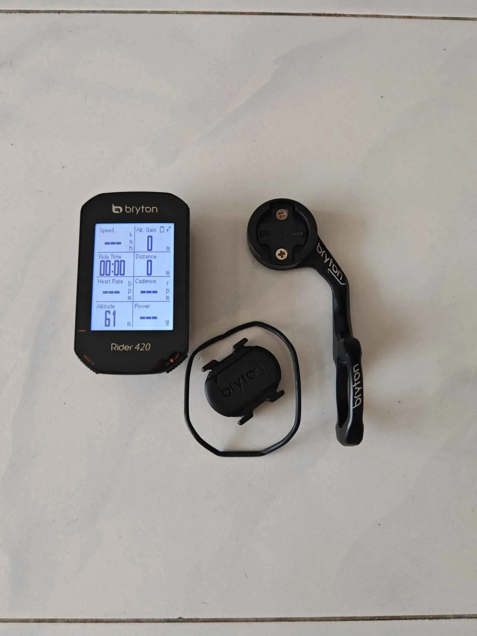 Bryton Ryder 420 + Cadence sensor + Mount (Like New !!)