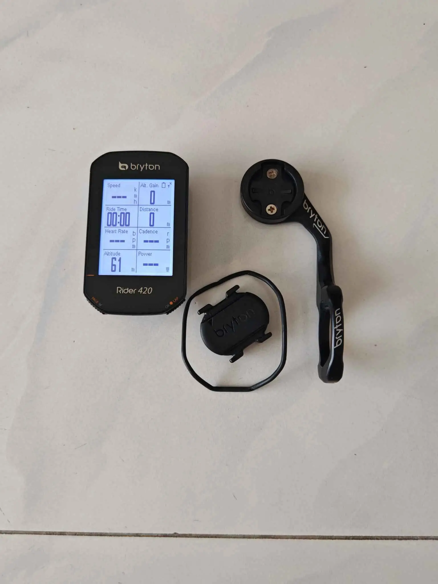 Bryton Ryder 420 + Cadence sensor + Mount (Like New !!)