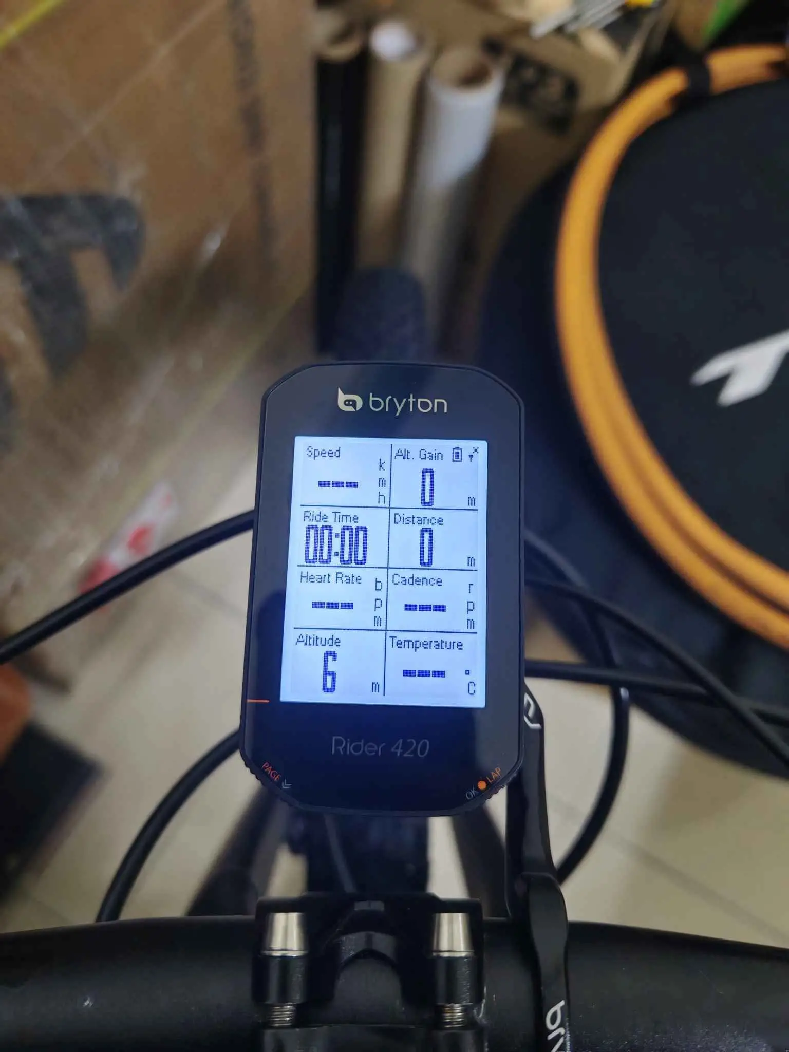 Bryton Ryder 420 + Cadence sensor + Mount (Like New !!)
