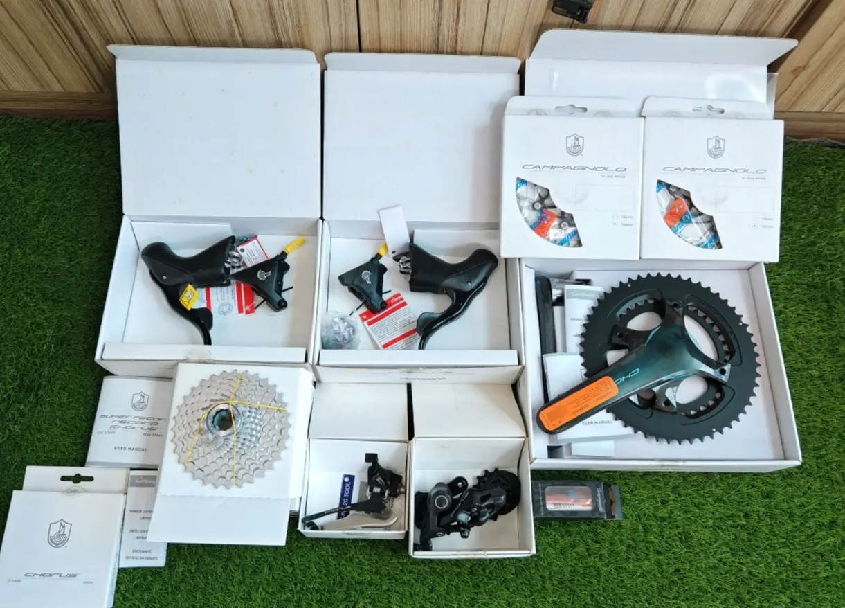 Campagnolo Chorus 12 DISC - 12 Speeds - (Brand New !!)