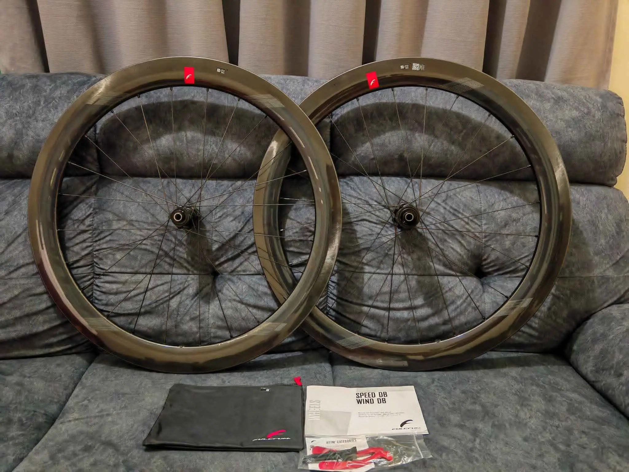 Fulcrum Wind 55 (Disc) -Carbon Clincher Wheelset- (Like New!!)