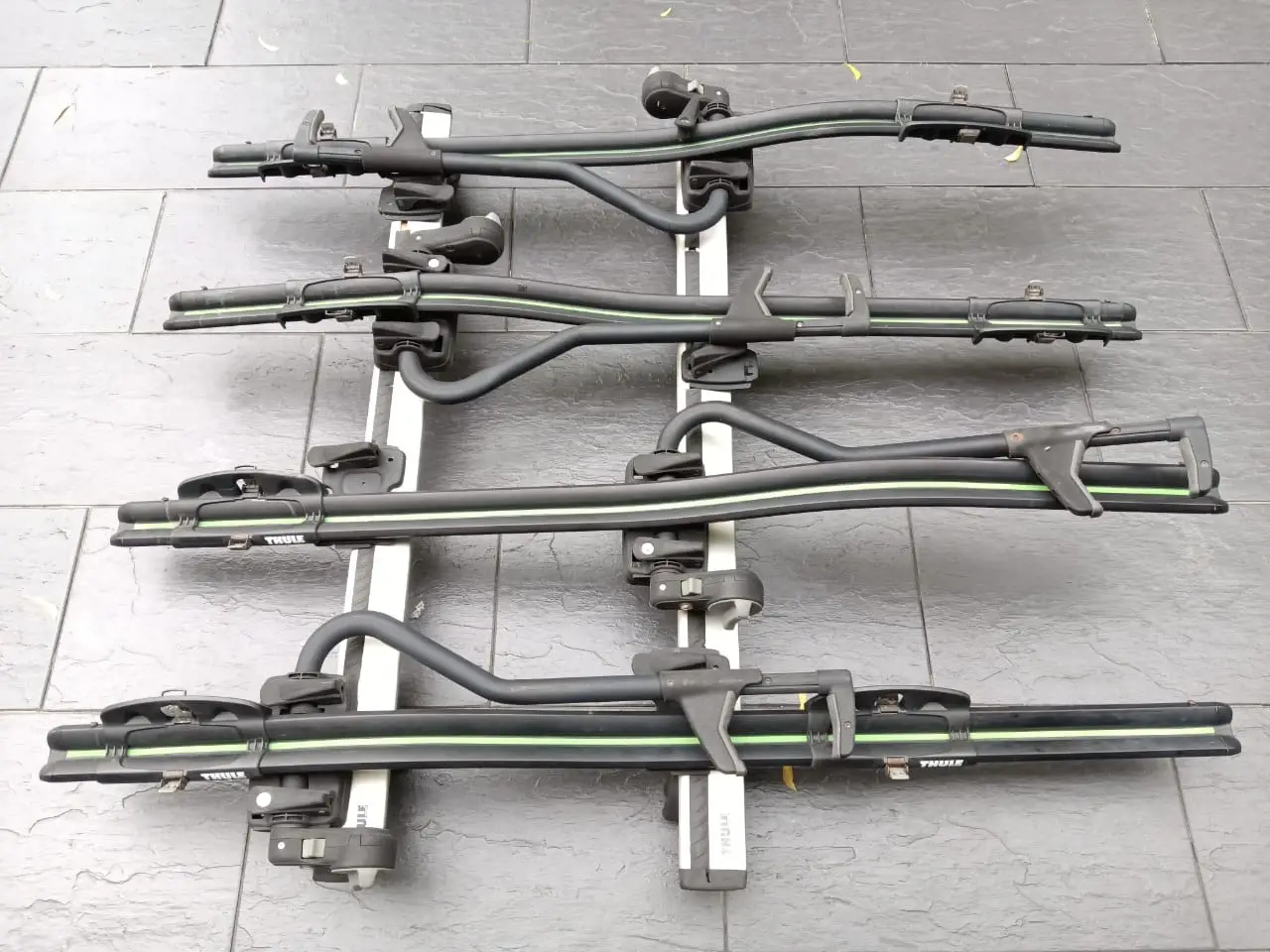 THULE roof rack for 4 bikes
