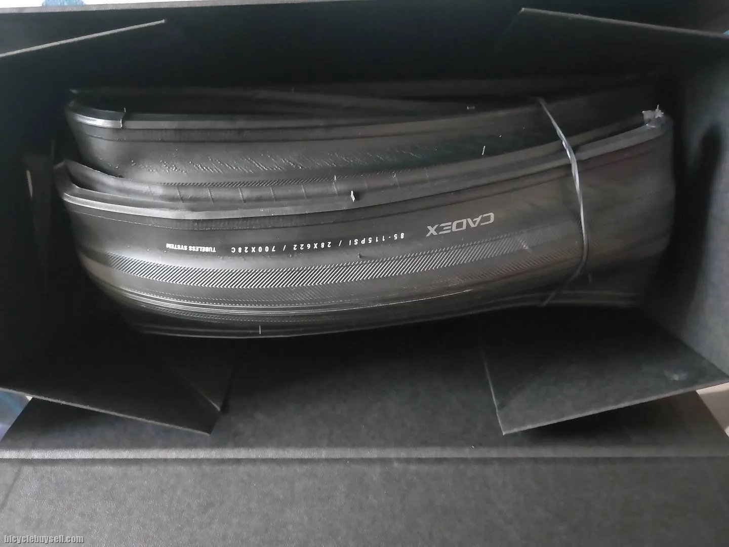 Cadex Race Road Bike tire soft compound 700 x 28c 28mm all condition made in Taiwan 339g