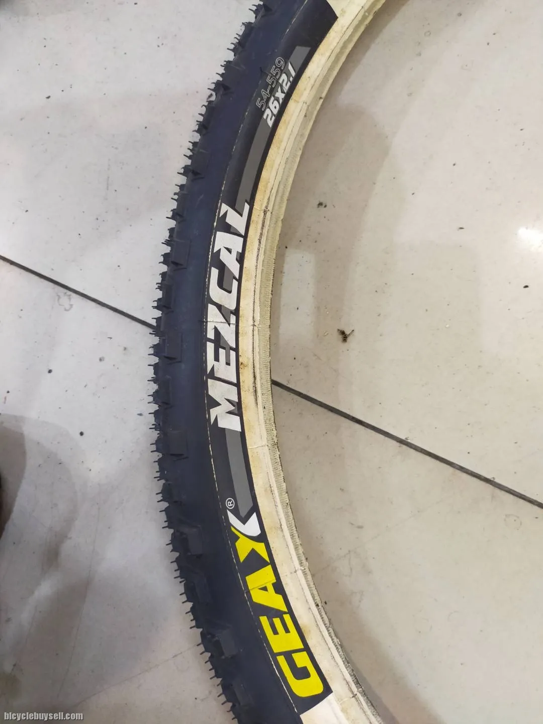 GEAX MEZCAL TIRE 26X2.1 RIDEN ONLY LESS THAN 4KM - JUST LIKE NEW STUDS CONDITION