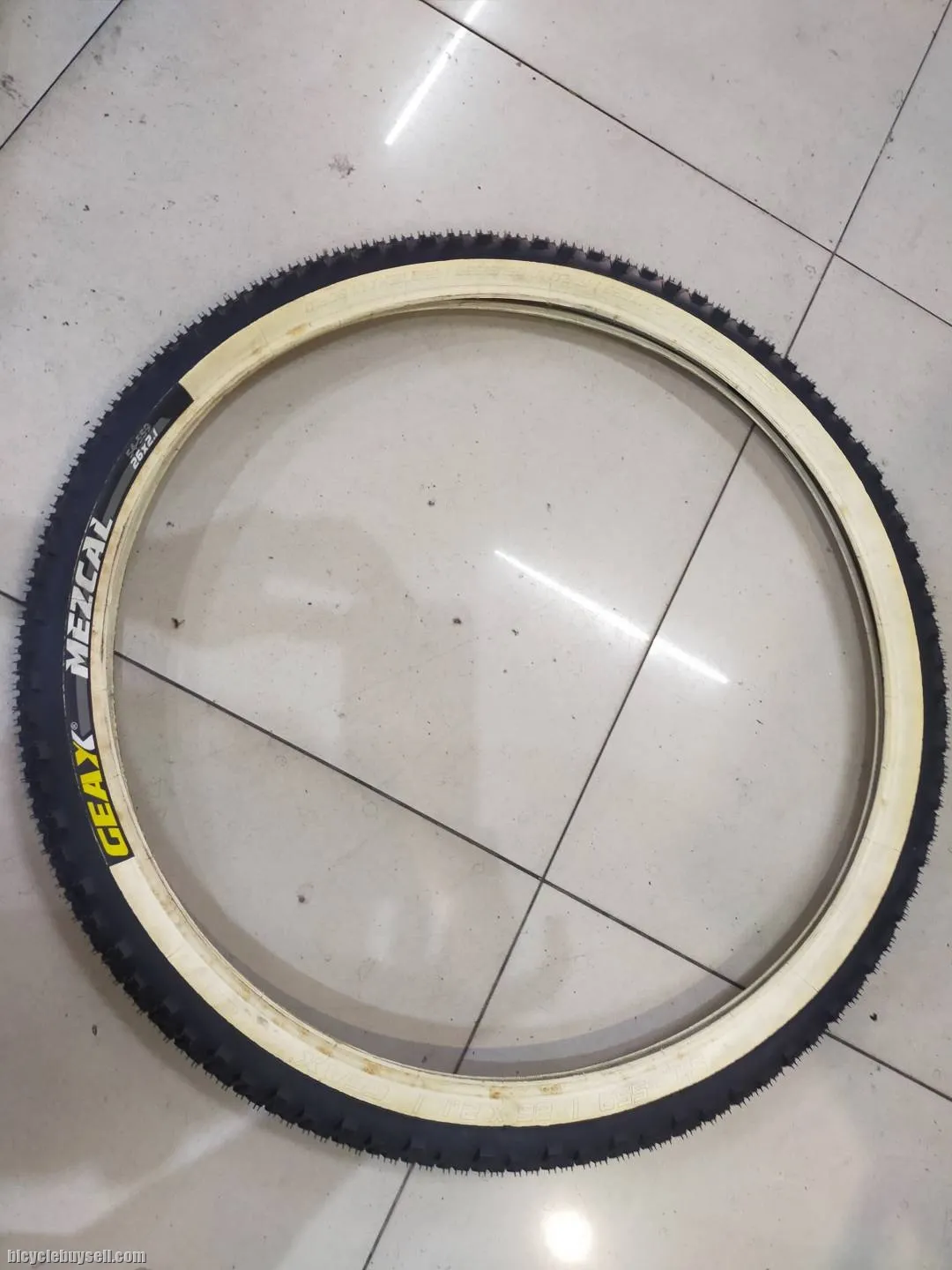 GEAX MEZCAL TIRE 26X2.1 RIDEN ONLY LESS THAN 4KM - JUST LIKE NEW STUDS CONDITION
