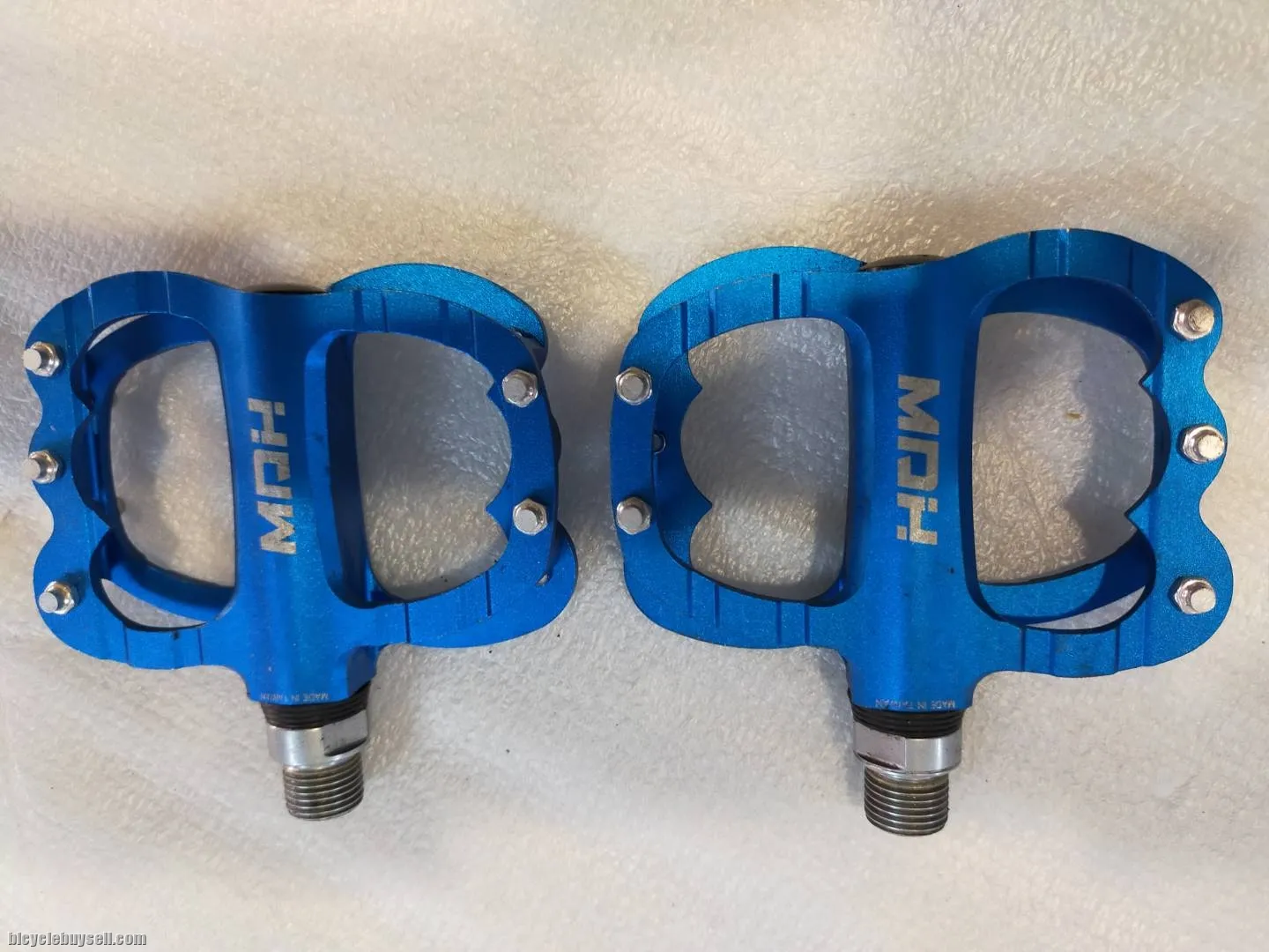 MDH ULTRALITE SEALED BEARING BLUE PEDAL USED ONLY ONE RIDE - SELLING TO CHANGE TO CLEAT PEDAL