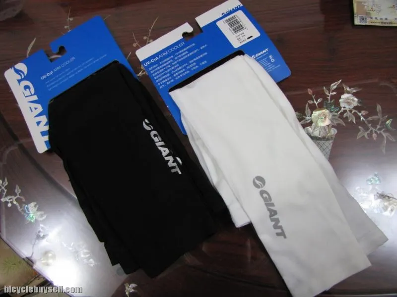 Giant UV-Cut Arm Coolers for cycling in black or white